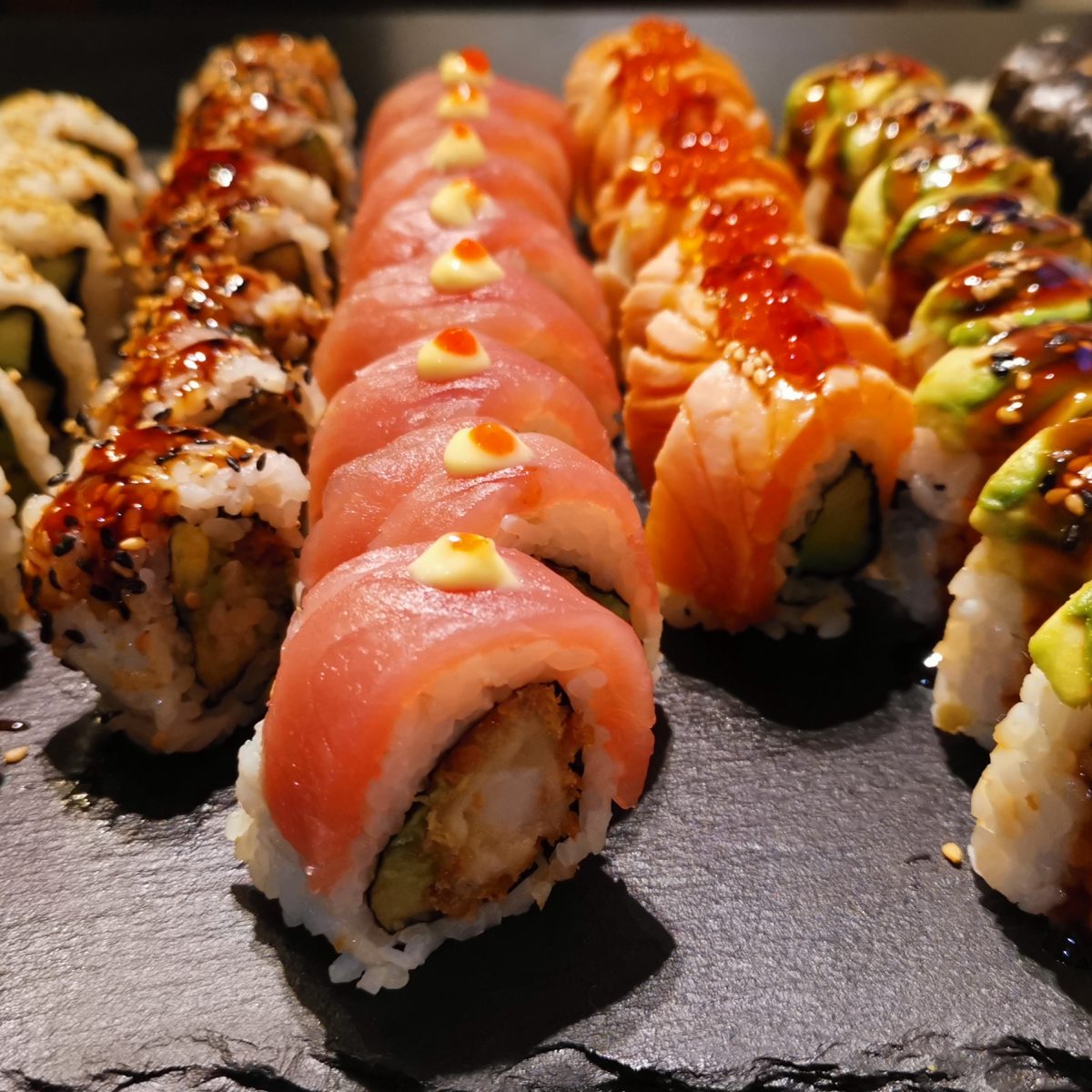 Et udvalg af frisklavet sushi fra Sushi Don