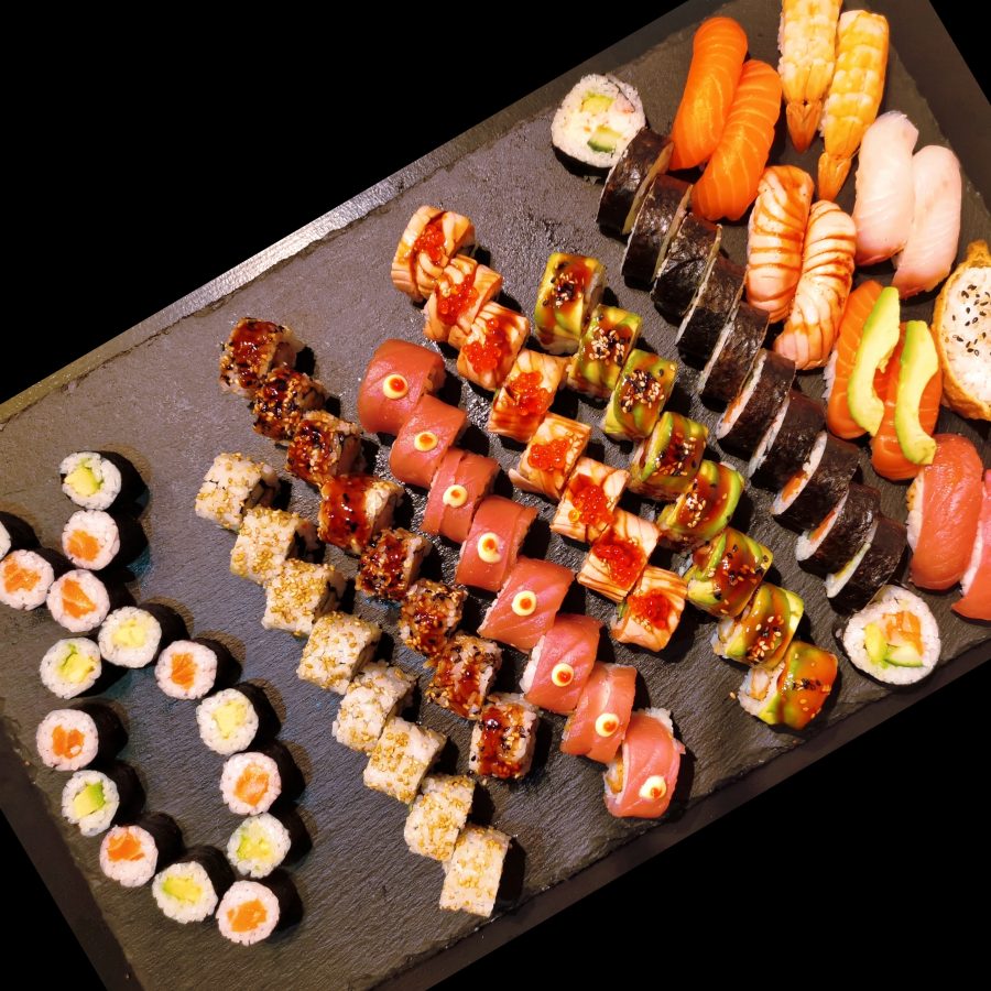 Sushi og nigiri på et serveringsfad